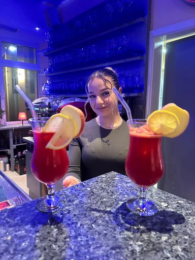 Bunte Cocktails mit Orangen und Strohhalm an der Bar Restaurant FORUM Nagold