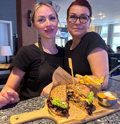 Irina und Maria Gastgeberinnen Service Team Restaurant FORUM Nagold herzliche Gastfreundschaft