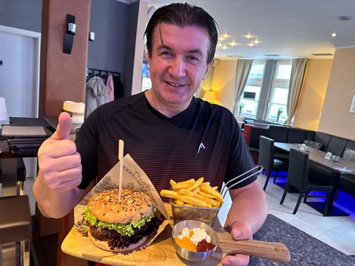 Saftiger Grill Burger mit Pommes im Restaurant FORUM Nagold kroatischer Grill